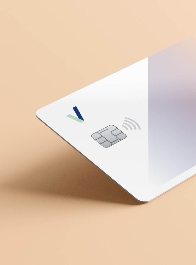 Balta bekontaktė Pervesk VISA debetinė kortelė rausvame fone.